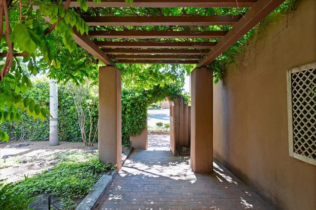 705 Calle del Resplandor, Santa Fe, NM 87505