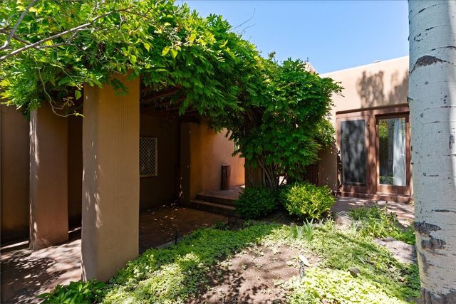 705 Calle del Resplandor, Santa Fe, NM 87505