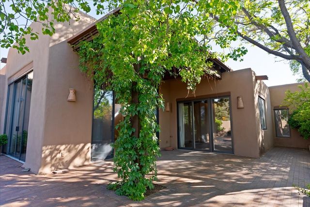705 Calle del Resplandor, Santa Fe, NM 87505