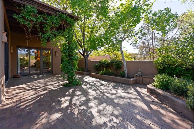 705 Calle del Resplandor, Santa Fe, NM 87505