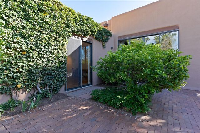 705 Calle del Resplandor, Santa Fe, NM 87505