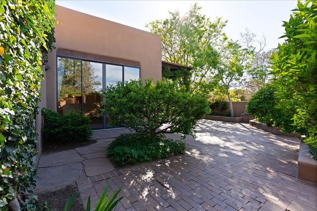 705 Calle del Resplandor, Santa Fe, NM 87505
