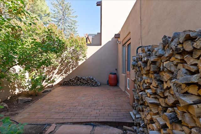 705 Calle del Resplandor, Santa Fe, NM 87505