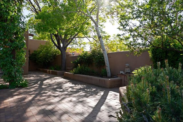 705 Calle del Resplandor, Santa Fe, NM 87505