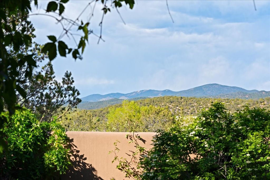705 Calle del Resplandor, Santa Fe, NM 87505