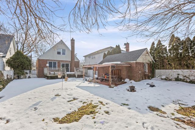 39 Stewart Street, Floral Park, NY 11001