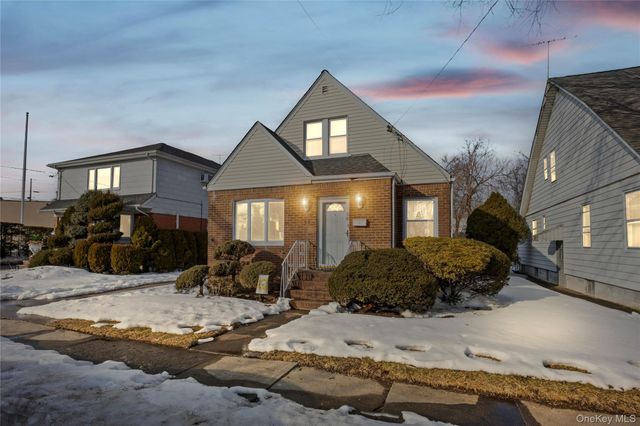 39 Stewart Street, Floral Park, NY 11001