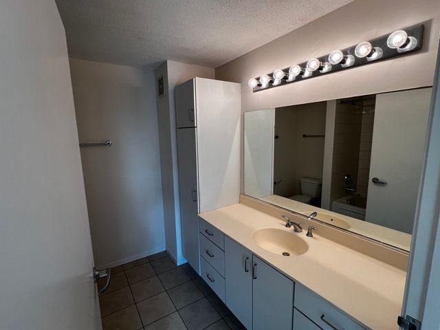 9655 Woods Drive 406, Skokie, IL 60077