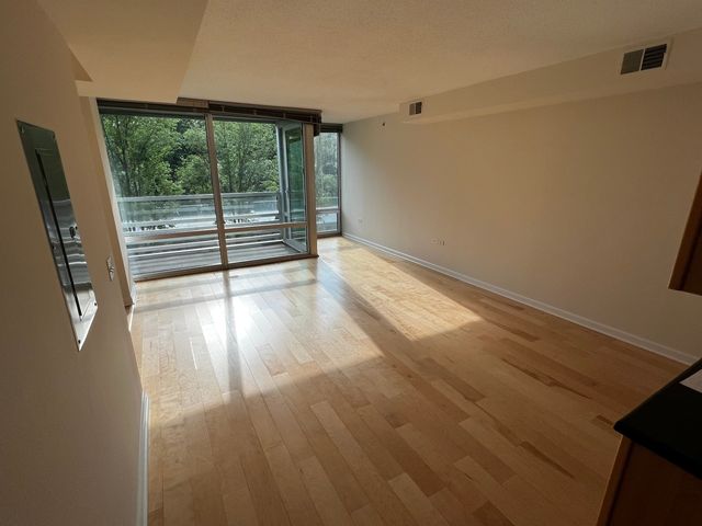 9655 Woods Drive 406, Skokie, IL 60077