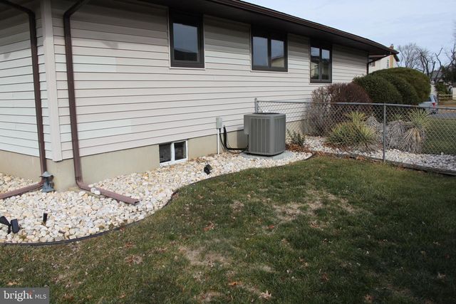 8 MINT LEAF DR, Hamilton, NJ 08690