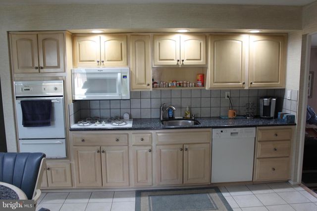 8 MINT LEAF DR, Hamilton, NJ 08690