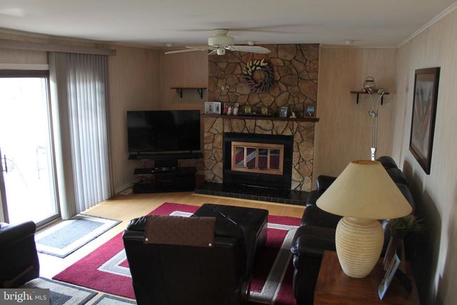 8 MINT LEAF DR, Hamilton, NJ 08690