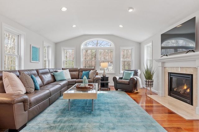 5 Maura Circle, Westford, MA 01886