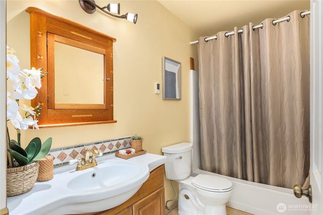 932 NW Nakata Avenue, Bainbridge Island, WA 98110