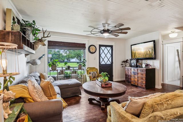 464 S Washington Avenue, New Braunfels, TX 78130