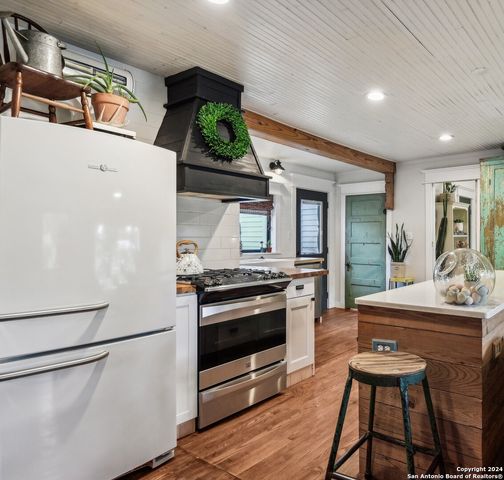 464 S Washington Avenue, New Braunfels, TX 78130