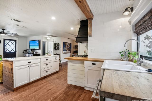 464 S Washington Avenue, New Braunfels, TX 78130