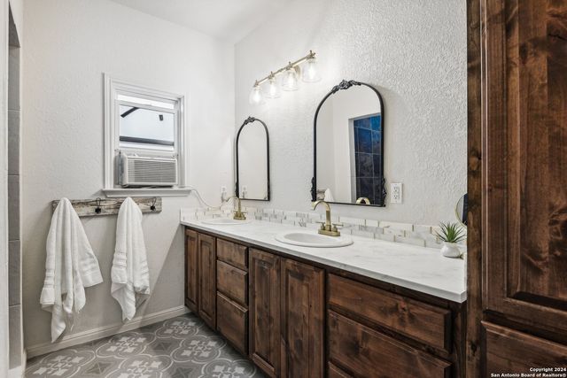 464 S Washington Avenue, New Braunfels, TX 78130