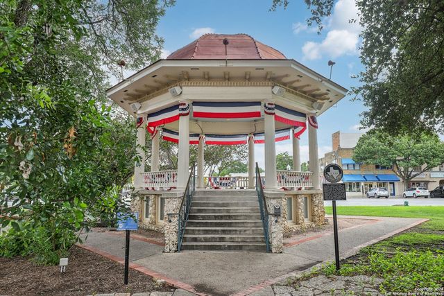 464 S Washington Avenue, New Braunfels, TX 78130