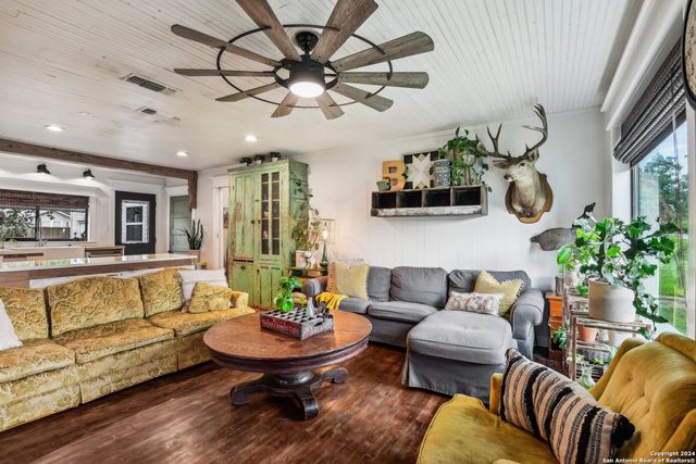 464 S Washington Avenue, New Braunfels, TX 78130