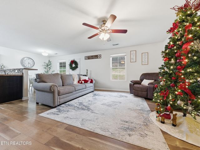 2125 Bluebonnet Drive, Mascot, TN 37806