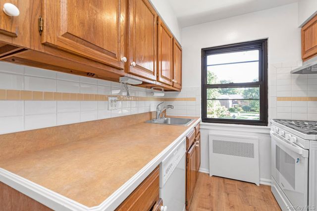 1197 E broadway K24, Hewlett, NY 11557