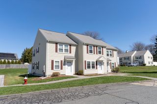 2902 Forest Park Dr 2902, Auburn, MA 01501