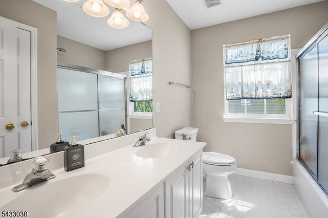 48 Saxton Dr, Hackettstown Town, NJ 07840