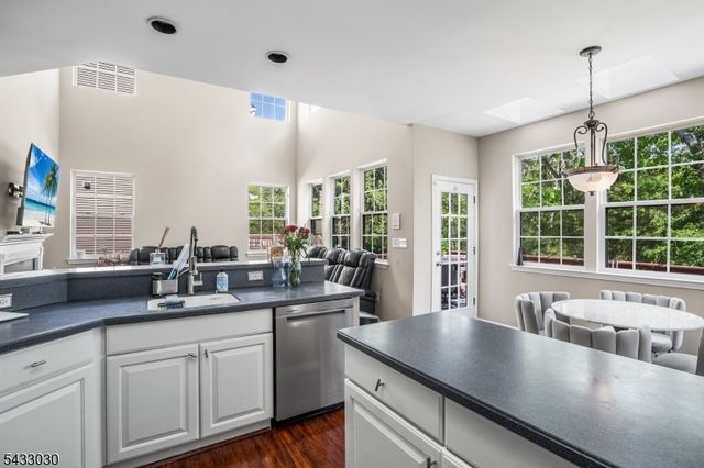 48 Saxton Dr, Hackettstown Town, NJ 07840