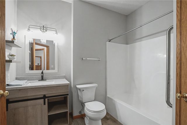250 Cimarron Drive 114, Hiawatha, IA 52233