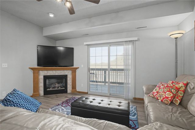 250 Cimarron Drive 114, Hiawatha, IA 52233
