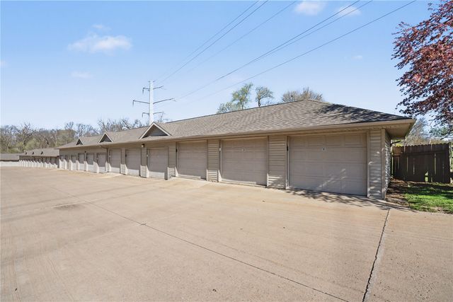 250 Cimarron Drive 114, Hiawatha, IA 52233
