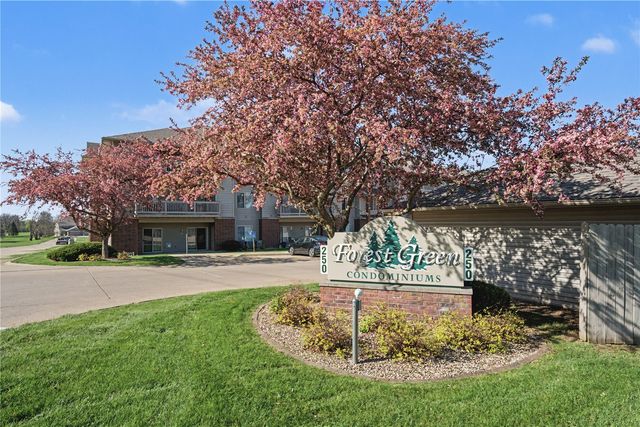 250 Cimarron Drive 114, Hiawatha, IA 52233