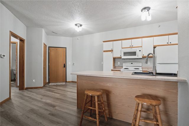 250 Cimarron Drive 114, Hiawatha, IA 52233