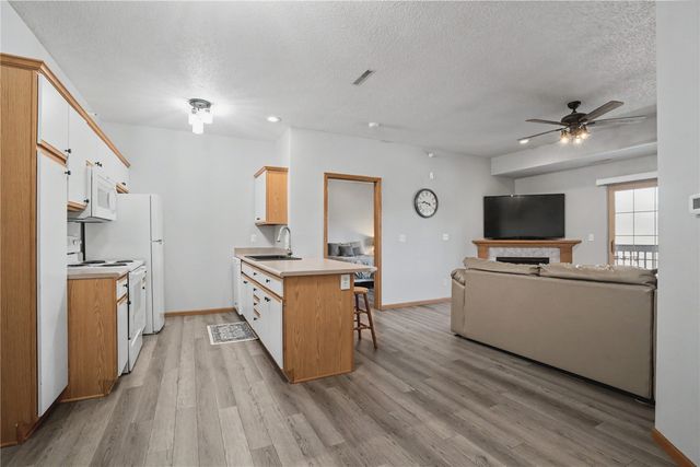 250 Cimarron Drive 114, Hiawatha, IA 52233