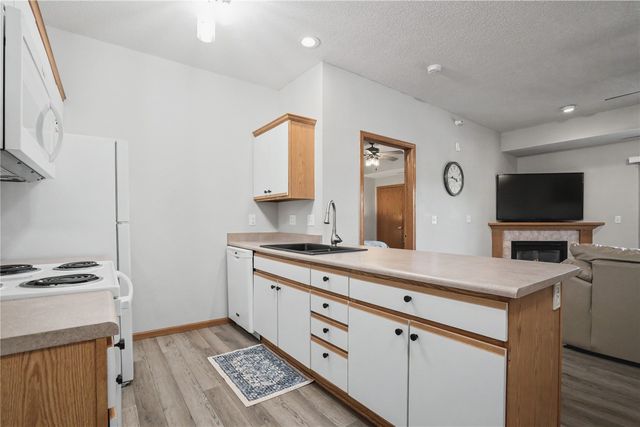 250 Cimarron Drive 114, Hiawatha, IA 52233