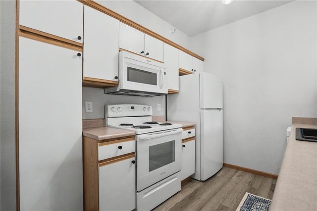 250 Cimarron Drive 114, Hiawatha, IA 52233