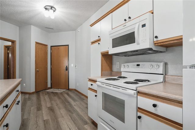 250 Cimarron Drive 114, Hiawatha, IA 52233