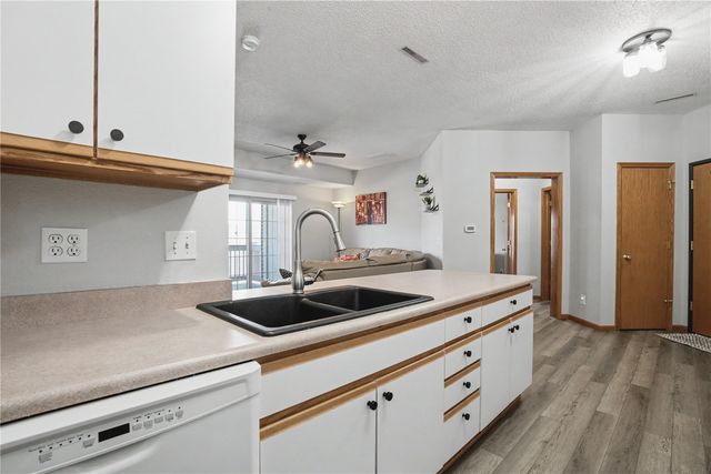 250 Cimarron Drive 114, Hiawatha, IA 52233