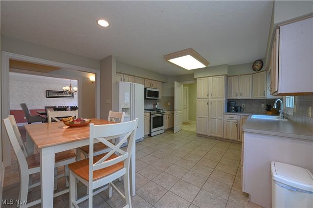 46 Hidden Pond Drive, Doylestown, OH 44230