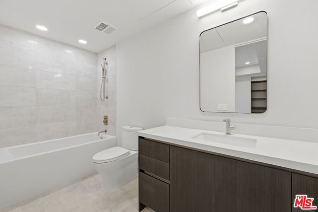 505 S Barrington Avenue 304, Los Angeles, CA 90049