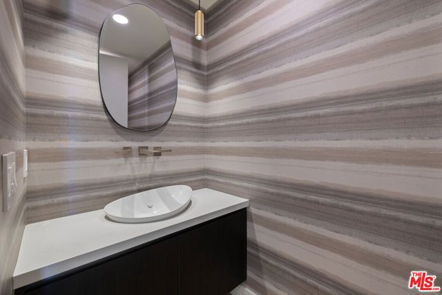 505 S Barrington Avenue 304, Los Angeles, CA 90049