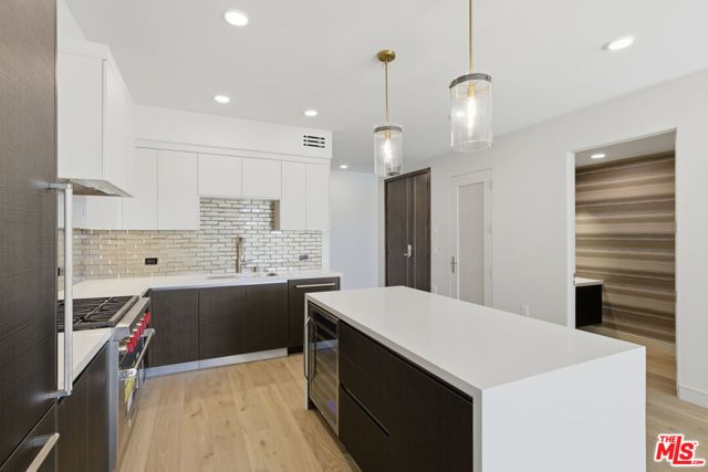 505 S Barrington Avenue 304, Los Angeles, CA 90049