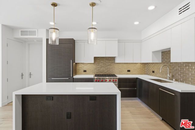 505 S Barrington Avenue 304, Los Angeles, CA 90049