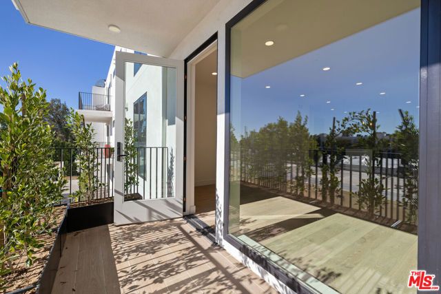 505 S Barrington Avenue 304, Los Angeles, CA 90049