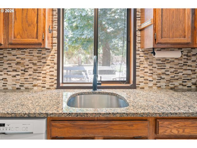 880 HUGHES St, Eugene, OR 97402