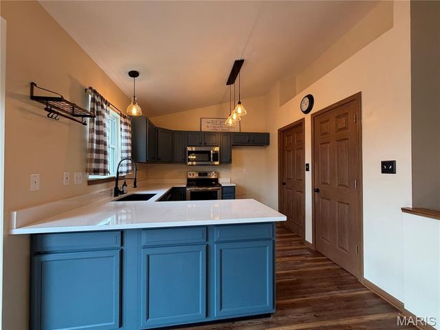 102 Winter Valley Drive, Fenton, MO 63026