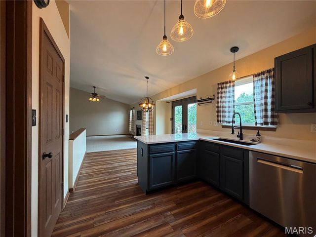 102 Winter Valley Drive, Fenton, MO 63026