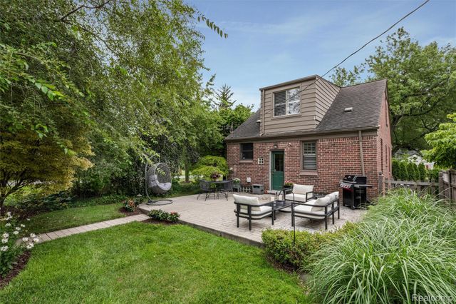 17820 Birwood Avenue, Beverly Hills Village, MI 48025