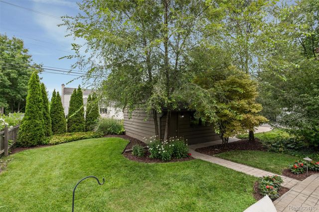 17820 Birwood Avenue, Beverly Hills Village, MI 48025